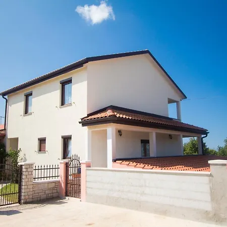 Beautiful Holiday House Emma With Private Pool Сasa de vacaciones Kanfanar